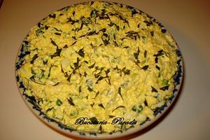 Salata de oua cu branza si ceapa verde